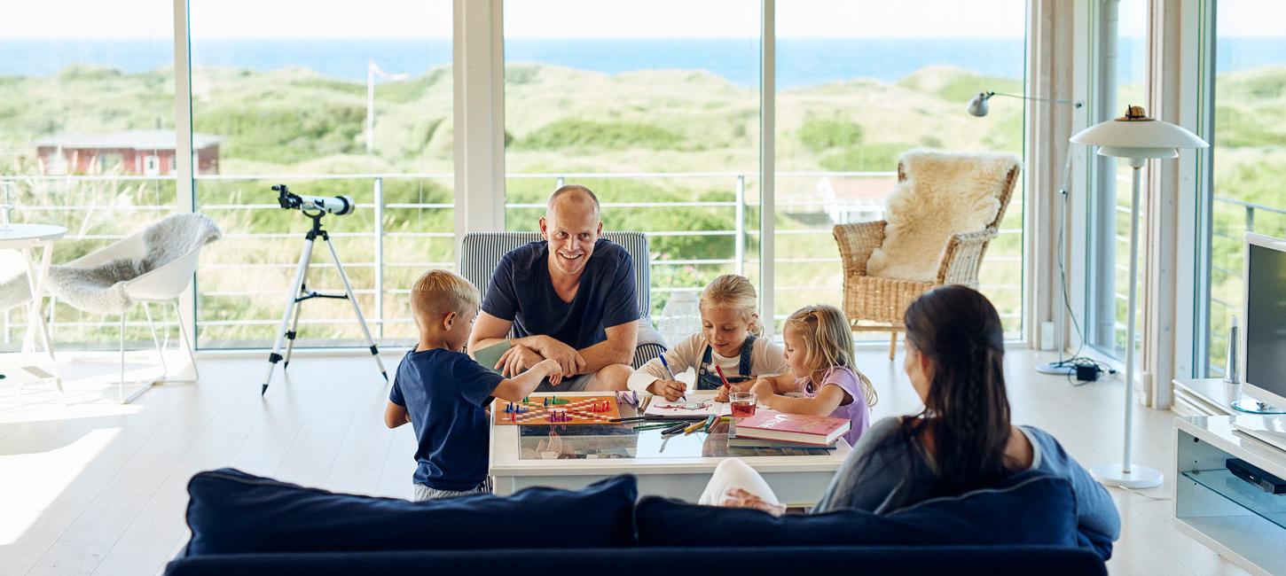 Familie i sommerhus på Vestkysten