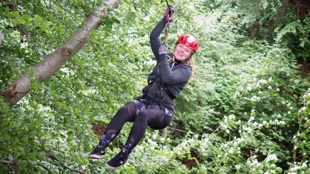 Kvinde på svævebane i High Park Sønderjylland