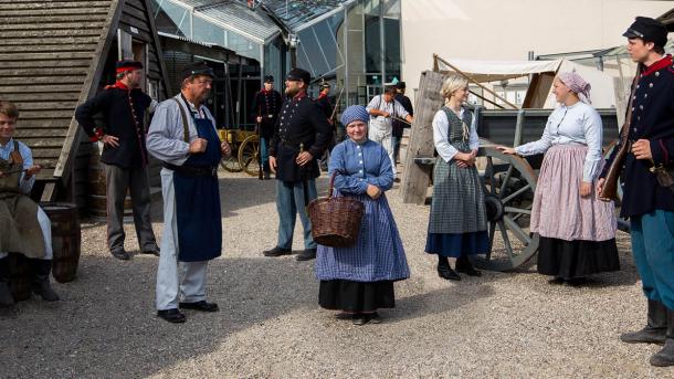 Ferieaktivitet med udklædte mennesker på historie center dybbøl banke