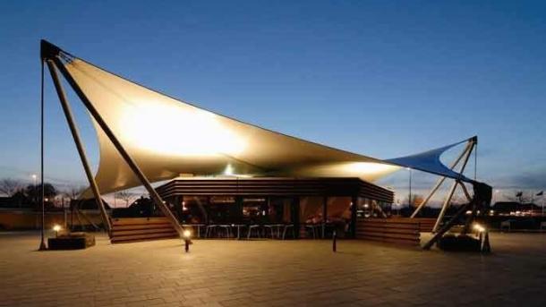 Restaurant Under Sejlet i Aabenraa ved aftentid