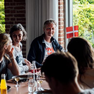 Snak omkring bord ved presseevent i forbindelse med Tour de France
