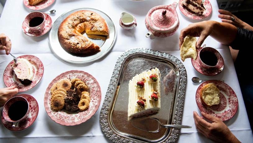 Bord med kringle, lagkage og småkager til Sønderjysk Kagefestival