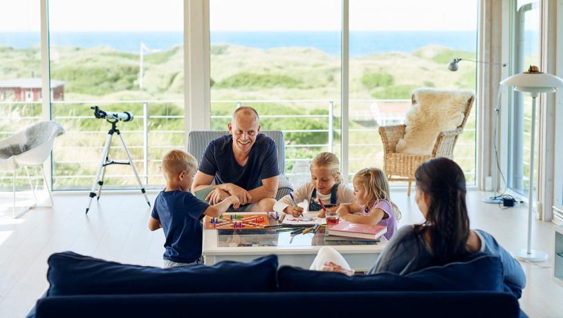 Familie i sommerhus på Vestkysten