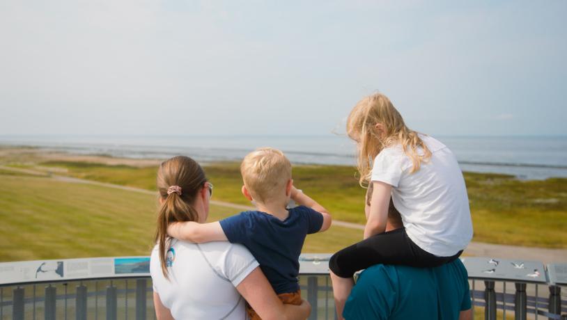 Børnefamilie på toppen af Vidåslusen