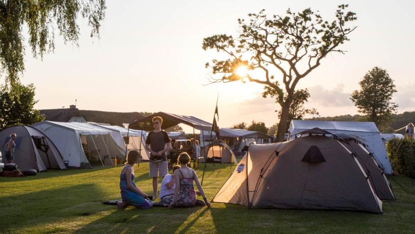 Campinghygge i solskin på Gammelbro Camping