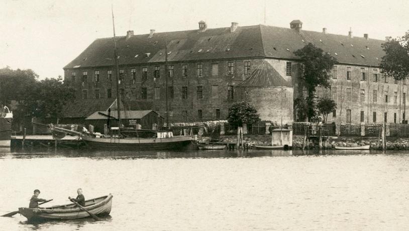 Sønderborg Slot set fra Sundgade (1910-20)