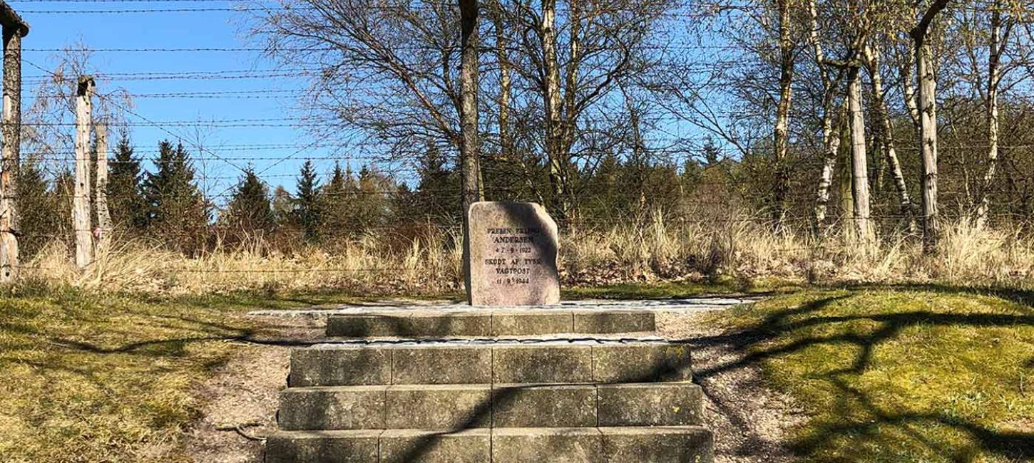 Mindesten for Preben Andersen med pigtrådshegn i baggrunden