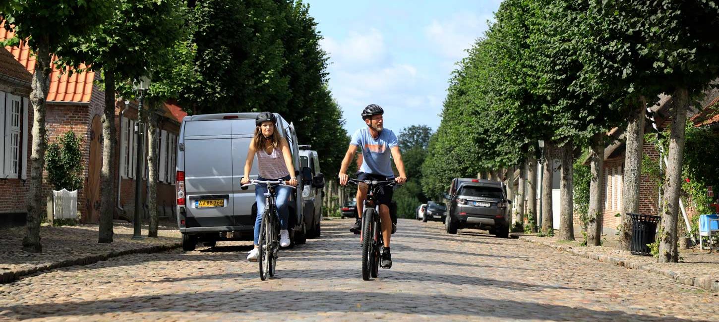 Cyklende par på Slotsgade i Møgeltønder