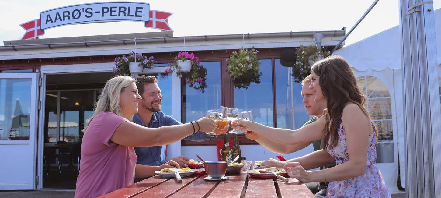 Gæster skåler ved Aarøs Perle på havnen på Årø