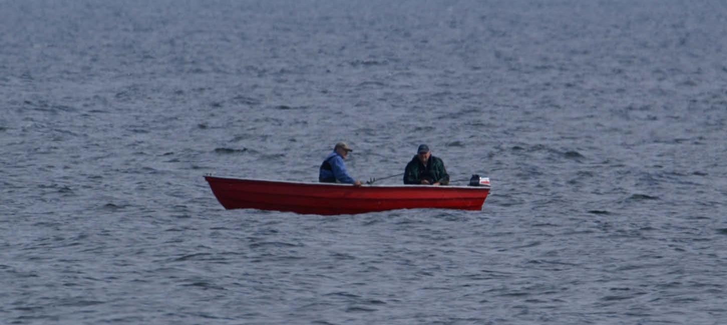 Lystfiskere i rød jolle