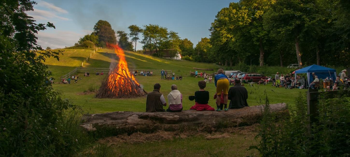 Sankt Hans bål i grøn natur