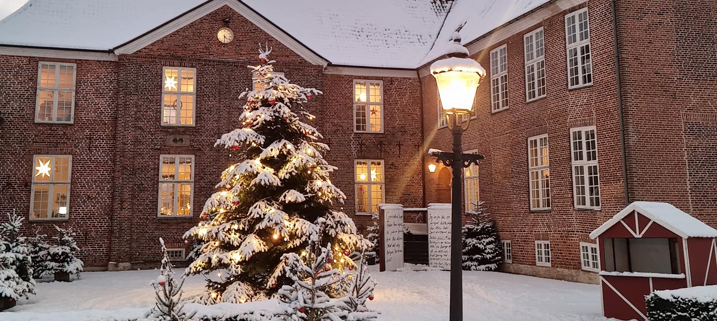 Gram Slotsgård i snevejr med juletræ