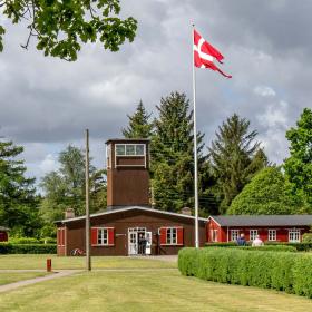 Frøslevlejren med dannebrog