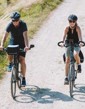 Par cykler på grusvej på Aarø