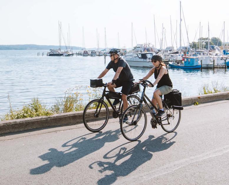 Par der cykler ved Genner strand
